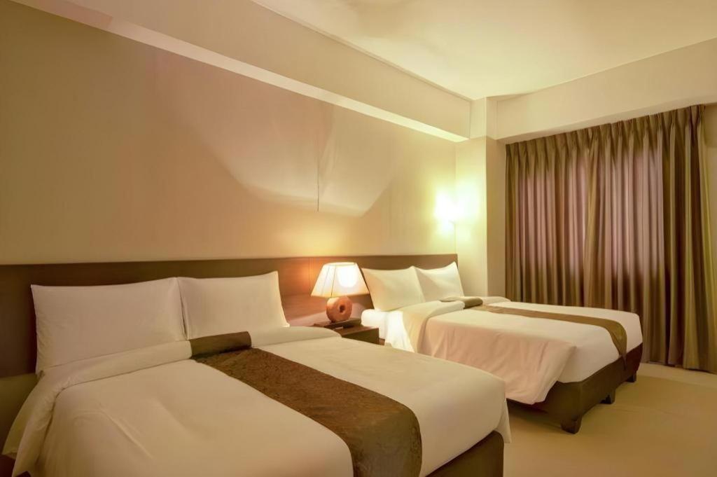 Sequoia Hotel Кесон Сити Екстериор снимка