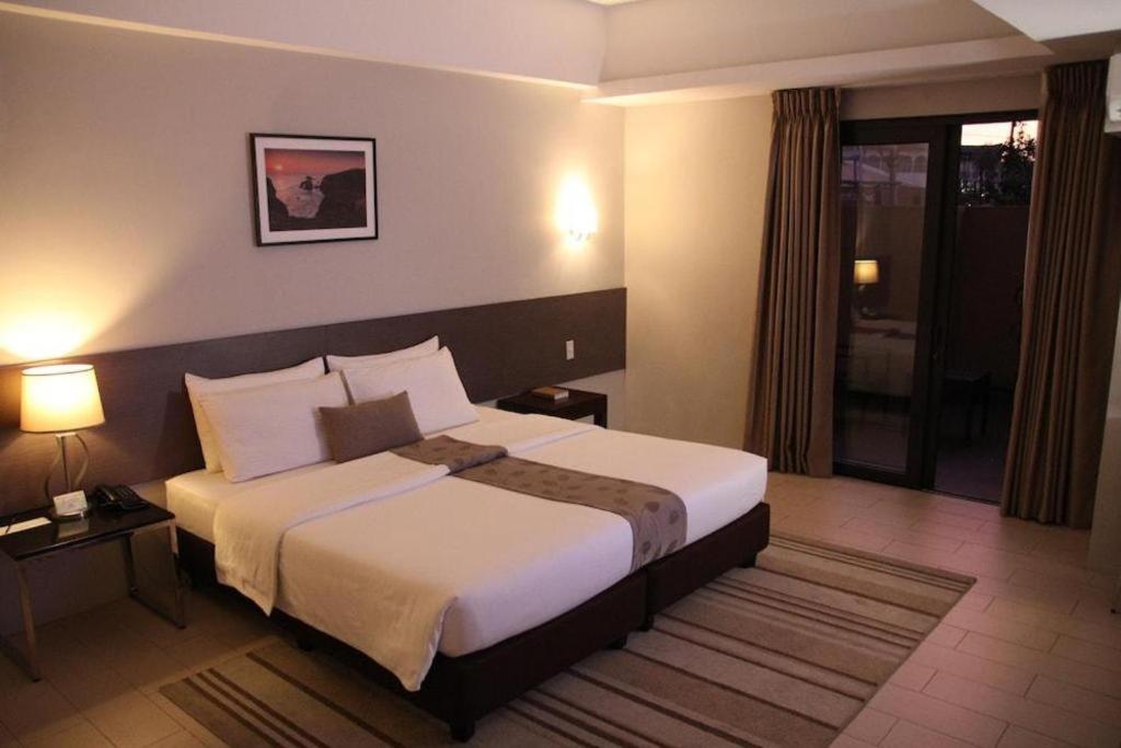Sequoia Hotel Кесон Сити Екстериор снимка